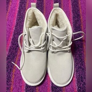 NWOB White/Gray Neumel Uggs, Men's size 10 S/N 3236